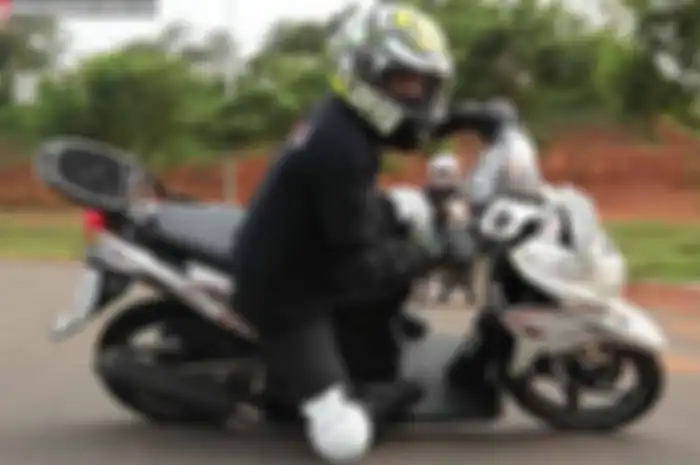 Banyak penggila cornering pakai ban Harus Soft Dan Beralur yang identik digunakan untuk balap. Alasan pakai ban Harus Soft Dan Beraluri punya karakter kompon lebih lunak dibanding ban biasa. Kompon lunak berarti grip lebih lebih maksimal dong! Nah, b