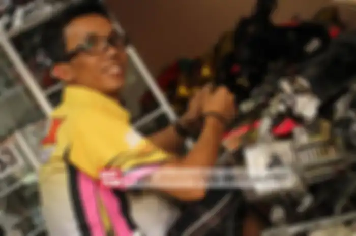 Iman Zatory sudah tidak asing lagi tersohor berkat kilikannya yang sering membawa juara di road race. Mekanik yang melejit namanya lantaran keciamikannya meramu mesin matik ini memulai karirnya sejak tahun 2002 lalu. Zatory panggilan akrab sang mekan