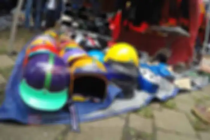 Berburu helm jadul di BurTor 2016 (Bursa Motor) asik sob. Banyak helm model jadul di event yang dihelat MOTOR Plus di parkir Timur Gelora Bung Karno, Senayan, Jakarta, (24-25/9). Seperti yang dijual di lapak Kedai Helm Dulu. Berbagai helm jadul di pa