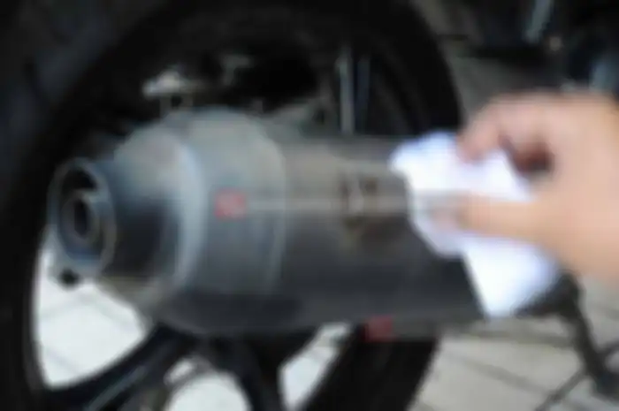 Salah satu komponen yang kerap luput dari kebersihan adalah, bagian knalpot yang tertutup heat protector atau cover pelindung panas, serta sisi bagian dalam muffler tersebut. Yuk bersihin muffler knalpot skubek, biar rapi jali bor..!