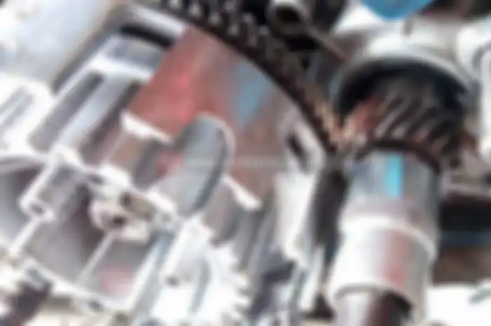 Bongkar-pasang mur pengunci gigi primer di motor 2-tak, seperti Yamaha RX-King, F1Z-R, Suzuki Satria 120R dan sebagainya, kadang mekanik suka terkendala. Terutama untuk menahan putaran kruk as. Biasanya trik akal-akalan mekanik, dengan mengganjal per