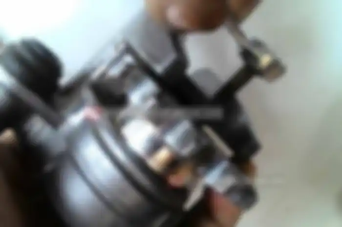 Caranya, sobat bisa manfaatkan gir bekas untuk dorong piston kaliper rem. Pertama sobat siapkan dulu gir depan bekas dan baut 10 mm dengan panjang sekitar 80 mm.