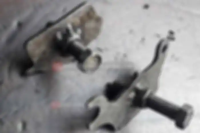 Rem adalah salah satu peranti safety di motor yang wajib diperhatikan. Bila rem sudah menampakkan bunyi-bunyi aneh seperti suara besi beradu, bisa jadi kampas rem sudah mau habis. Nah, buruan dah tuh segera ganti kampas remnya. Daripada nanti bahaya 