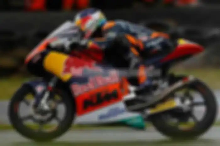 Brad Binder keluar sebagai yang tercepat di kualifikasi Moto3 Phillip Island, Australia, Sabtu (22/10). Binder yang bernaung di tim Red Bull KTM Ajo mencatatkan waktunya 1 menit 37,696 detik.
