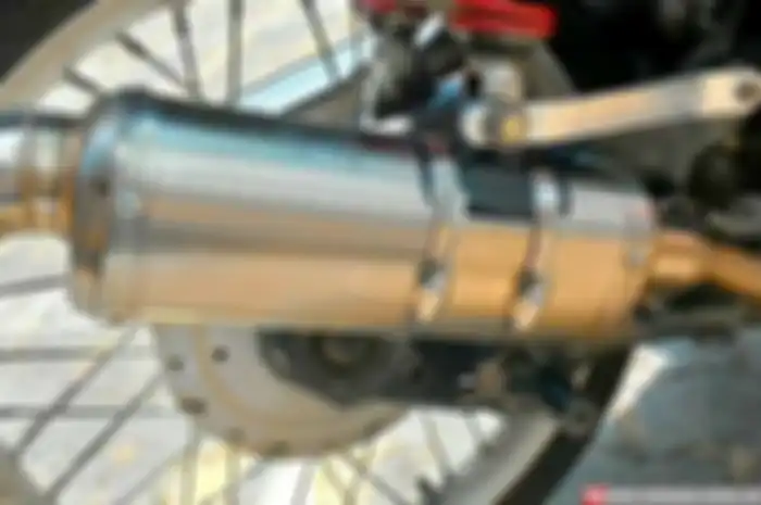 Bagi pemilik knalpot racing yang sudah modifikasi mesinnya, usah khawatir kalau pegangan silincer knalpot karetnya leleh terkena panas. Bayu juragan bengkel bobok knalpot BaYou Exhaust Concept (BEC) ada trik khusus nih bor! Cukup sediakan Rp 50 Ribu,