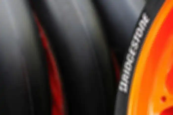 Berbanding terbaik kalau kecepatan tinggi akan lebih sip kalau aspal dalam kondisi panas. Ban akan mencengkram maksimal saat motor menikung kencang. Inilah fakta sirkuit Silverstone Inggris antara kecepatan dan suhu dingin. Sirkuit Silverstone Inggri
