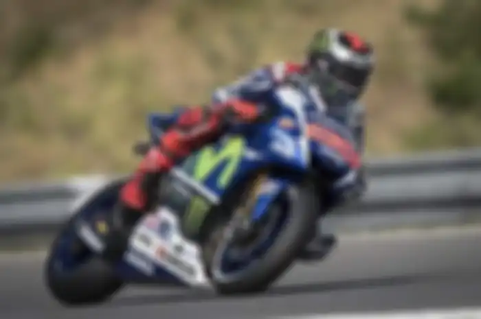 Jorge Lorenzo menunjukkan keperkasaan di sesi kualifikasi MotoGP Brno, Republik Ceko dengan memecahkan rekor waktu di bawah 1 menit 55 detik di Brno sekaligus meraih pole position dengan catatan waktu terbaik 1 menit 54,989 detik.