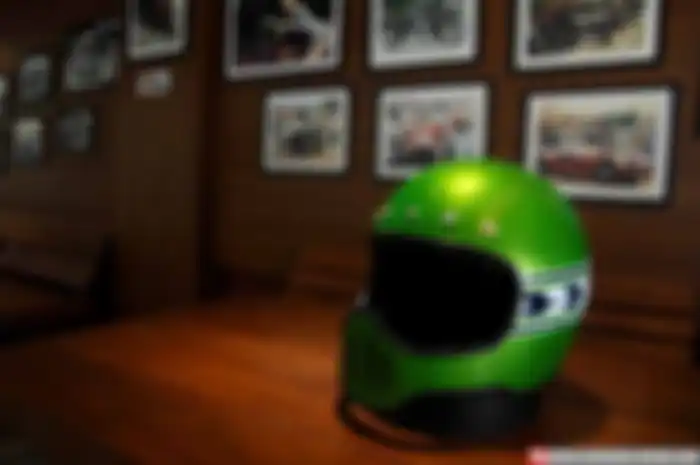 Penggemar helm klasik mungkin ada baiknya jika konsultasi atau mengerjakan helm berbasis standar yang ingin dicustom, putar kemudi pada Caprin Racing.  Kali ini Caprin Racing melebarkan sayap dengan konsultasi serta pengerjaan helm klasik custom. Bis