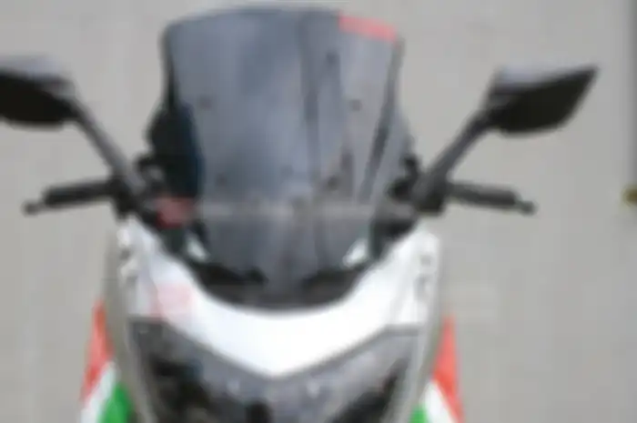 Cara mudah upgrade tampilan depan Yamaha NMAX, bisa adopsi braket visor adjustable. Contohnya kayak bikinan SerpoMoto ini. Fungsinya banyak, sebagai dudukan visor yang bisa naik-turun, dudukan spion Yamaha YZF-R25 dan dudukan GPS yang dijual terpisah