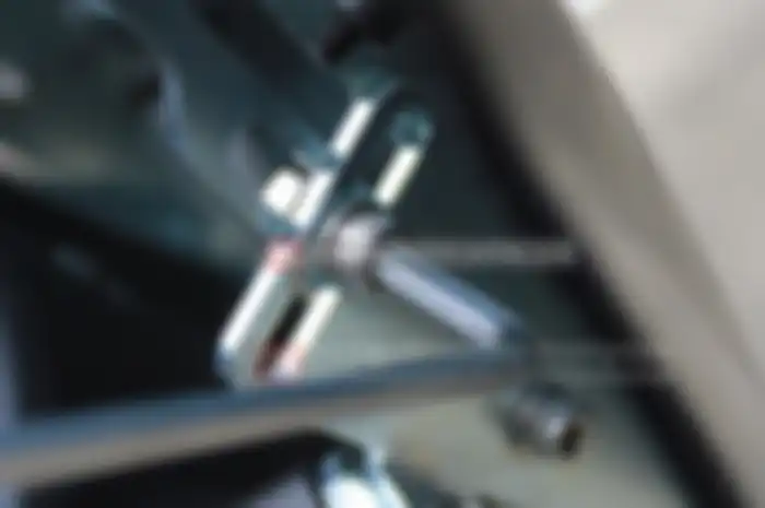 Sekarang pasangkan braket adjustable SerpoMoto di tamengnya. Pasang dan kencangkan menggunakan kunci L-4, empat baut pengikatnya. “Empat mur karet yang tadi nempel di sasis, tempelkan di braket bagian atas untuk dudukan visor,” papar Adam. Setelah se