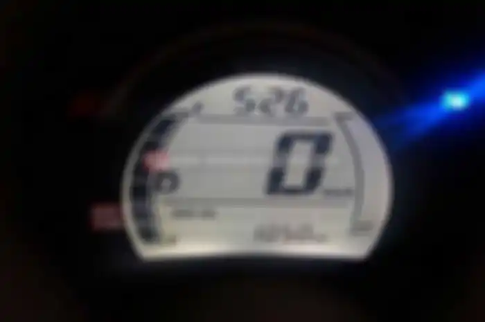 Indikator akan berkedip di 1000 km pertama dan selanjutnya setiap 4000 km setelah melakukan pergantian oli. Nah, supaya bekerja optimal sobat harus tahu cara reset oil trip di Yamaha NMAX.