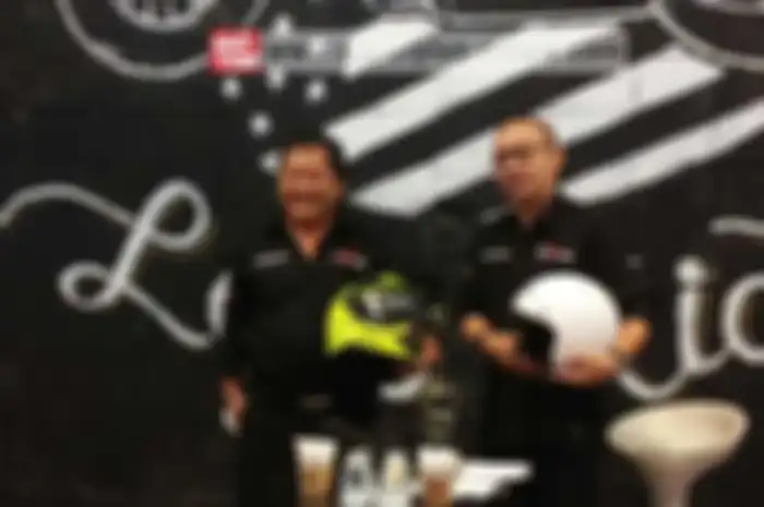 Dalam rangkaian acara Urban Klub Part 4 yang diselenggarakan di Mall Kuningan City, Jakarta. Cargloss Pro Riders perhatikan seniman helm motor di Indonesia