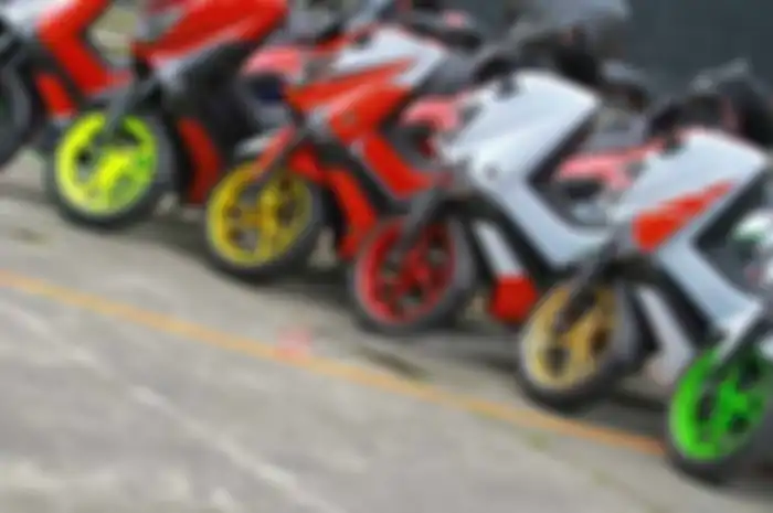Sayang banget, punya motor baru tapi susah cari pelek aftermarketnya. Meski begitu jangan ngelamun, langsung aja kasih warna pelek motor brother. Cara mewarnai pelek lumayan gampang sob