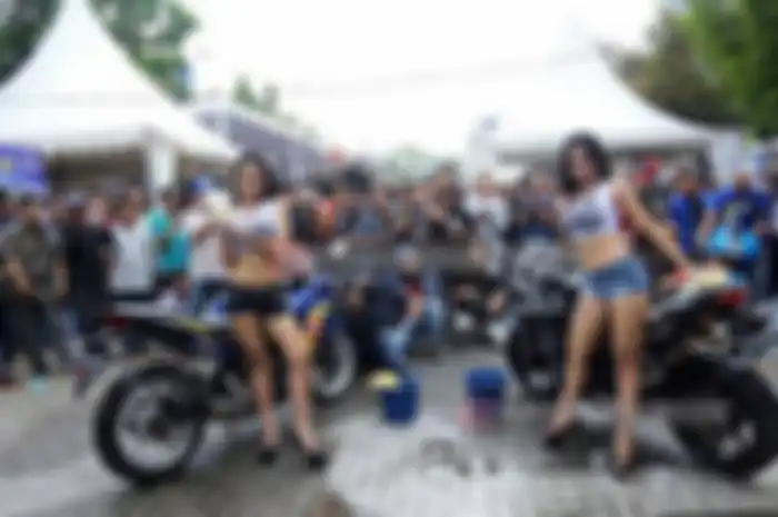 Basaaaah, ada cewek mandi basah di Jakarta Motogarage sore ini (11/3)