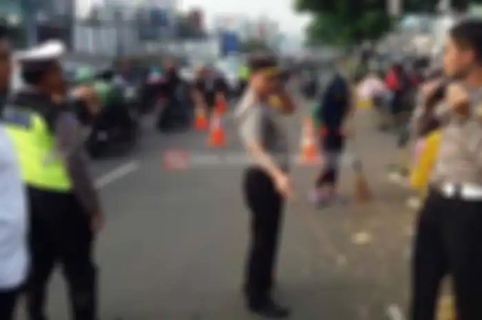 Jajaran Polresta Depok pemberlakuan contra flow (lawan arah) di Jalan Margonda, Depok, Jawa Barat Senin (13/3).