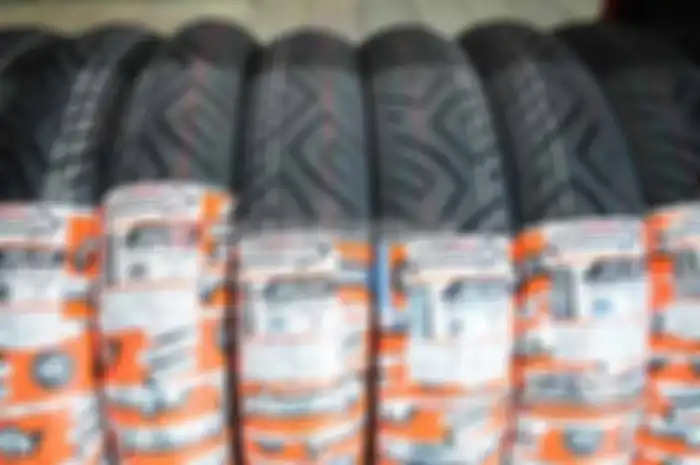 Siapa bilang ban dengan harga murah tetapi enggak punya teknologi unggulan? Sampeyan perlu nengok ke merek satu ini, yaitu Corsa Planeto. “Ban ini dibuat oleh PT Multisrada Arah Sarana, kami bekerjasama bikin produk unggulan dengan mereka, ada materi