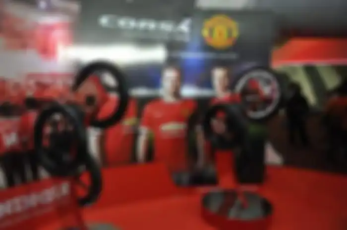 Bagi para fans Machester United yang mengikuti gelaran event United Live Jakarta 2015 silahkan datangi gerai milik Corsa dan dapatkan harga spesial untuk ban sepeda motor bebek dan matic.