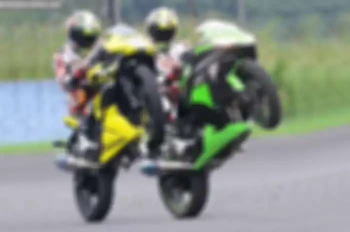 Di atas kertas, performa Kawasaki New Ninja 250R masih di atas angin bila dibanding saudara barunya, Ninja RR Mono. Tapi, soal kemampuan akselerasi dan handling, bisa jadi RR Mono merajai. Bagaimana bila keduanya bertarung di sirkuit?