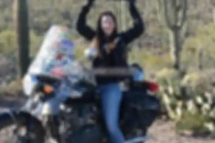Danell Lynn, lady biker dari Amerika serika meraih rekor dunia berkendara terjauh. Dalam perjalanannya sejak 19 September 2014 hingga 29 Agustus 2015, ia riding sejauh 78.214 km keliling Amerika Serikat. Sepanjang perjalanan dengan Triumph Bonneville