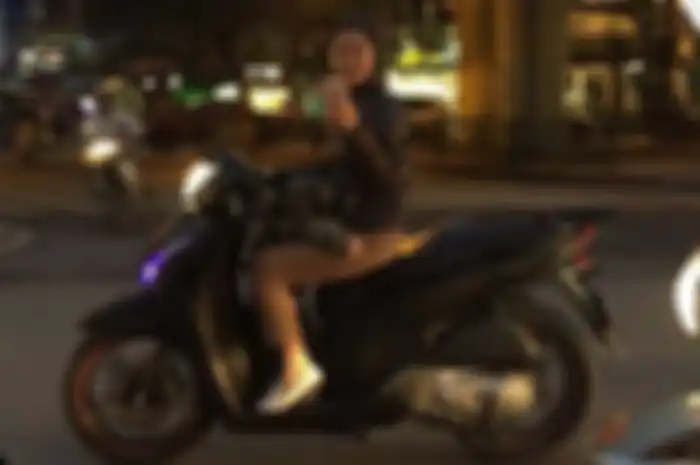Kelakuan seorang fans di Vietnam bikin David Beckham angkat bicara soal safety riding. Pasalnya, Beckham mendapatkan seorang wanita yang nekat ambil gambar dirinya sambil mengendarai skuter. Menurut pesepak bola asal Inggris, perilaku tersebut sangat