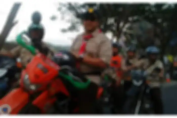 Dengan ngegas motor varian trail, eks aktor dan mantan Wakil Gubernur Jawa Barat, Dede Yusuf Macan Efendi turun ke jalan. Pastinya Dede Yusuf yang sekarang menjabat Ketua Komisis IX DPR-RI bukan gaya dengan motor garuk tanah. Tapi, Dede Yusuf pantau 