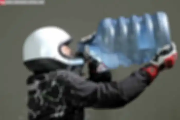 Penyakit ginjal sangat berhubungan dengan kekurangan air. Ketika ginjal membutuhkan suplai air, tubuh tidak memberikannya, bahkan kurang. Kerja ginjal menjadi lebih berat. Pada dasarnya, ginjal menyaring darah dan menghasilkan air seni.