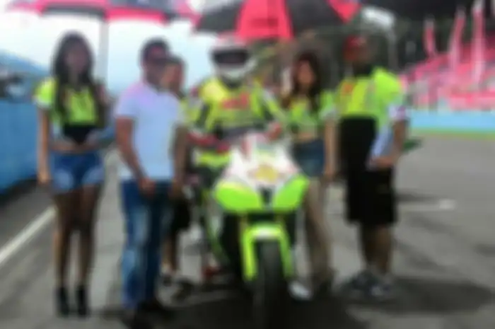 Doni Tata kangen balapan road race di sirkuit Sentul, Bogor, Jawa Barat. Wajar kalau Doni Tata kangen balapan road race. Setelah keluar dari arena balap Moto2 tahun 2013 lalu, Doni sudah jarang mengikuti kegiatan balap road race.