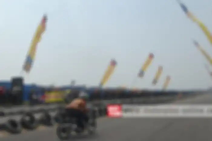 Sirkuit by pass Mojoagung Jombang, Jawa Timur kali ini dijadikan putaran ke 6 seri JAC Drag Bike Championship (23/8). Namun sayangnya kali ini justru persertanya tidak seramai tahun sebelumnya nih. Dari hasil lomba drag bike Jombang Jawa Timur dan da