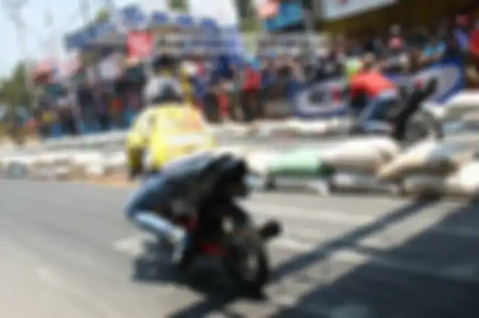 Gelaran drag bike di Jl. Pemuda Pemalang Minggu (6/9) lintasanya licin. Event yang bertajuk Pemalang Drag Bike 201 m Gadhuro Open Championship 2015 bikin 335 dragster kerja keras untuk mendapatkan catatan waktu terbaik hasil lomba Pemalang Drag Bike 