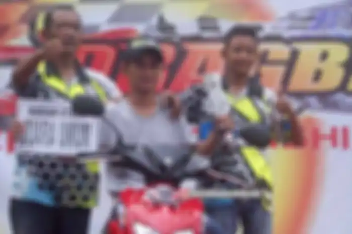 Gelaran drag bike yang telah sukses diselenggarakan di sirkuit alun-alun Kajen, Pekalongan (20/3) kembali menobatkan Eko Kodox jadi Juara Umum Drag Bike Pekalongan