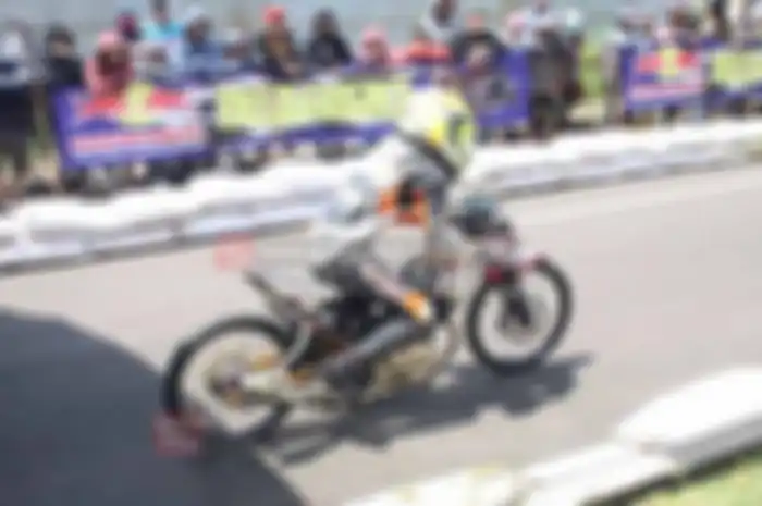 Gelaran Kratingdaeng GM Drag Bike Championship  2016 yang digelar di sirkuit alun-alun Kajen, Pekalongan, kemarin (25/9)