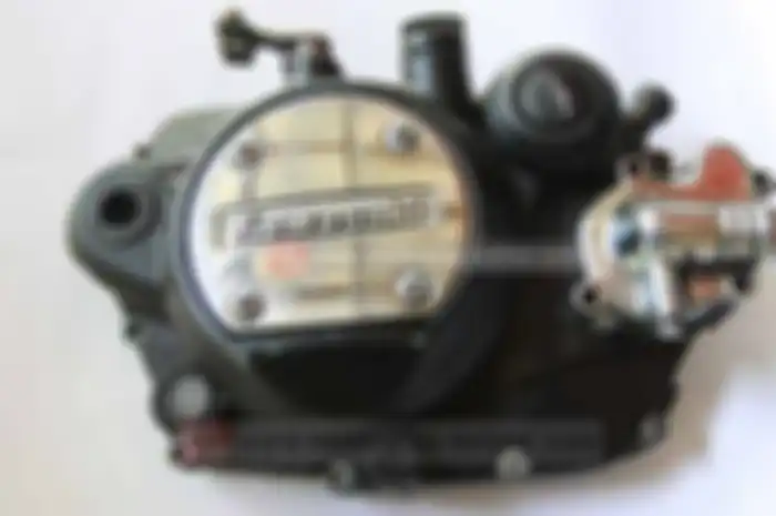 Beberapa jenis motor menggunakan pendingin mesin dengan memanfaatkan angin, dan ada pula yang memanfaatkan cairan yang bersirkulasi. Kemudian ada juga yang hanya mendinginkan oli mesin dengan oil cooler.