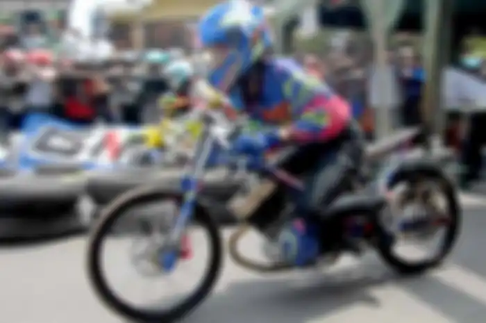 Peminat di kelas Bebek 4-tak Tune Up 200 cc, cukup banyak. Seperti Doni yang bawa bendera DKMS asal Malang, Jawa Timur mulai melirik kelas yang lagi naik daun di kalangan drag bike Jatim itu. Lewat joki andalannya, Andik Gombing yang doyan power liar