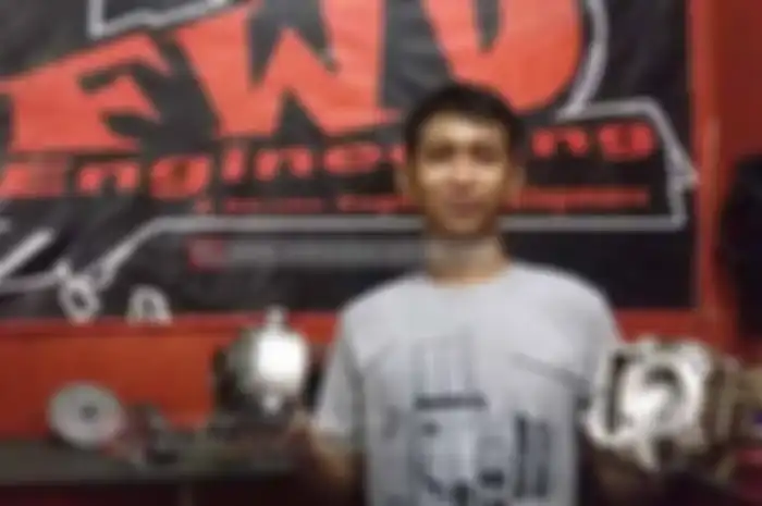Workshop yang dikomandani Biantara S.T, owner sekaligus operator FWD Engineering ini, selalu ramai oleh konsumen. Wajar, karena FWD Engineering mengerjakan dari korek hingga modifikasi mesin.