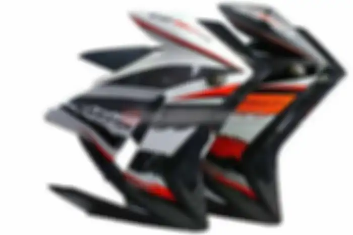 Pemakai Honda CB150R bisa tampil beda. Honda CB150R asalnya telanjang alias naked, tapi sekarang bisa pakai baju alias fairing. Namun, fairing Honda CB150R yang fotonya bisa sobat lihat bahannya bukan fiberglass, tapi dibikin dari