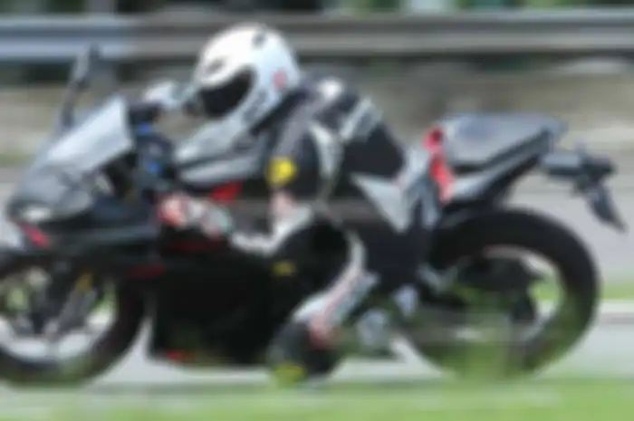 Setelah tahu bagaimana performa mesin, nih riding position dan kerja suspensi All New Honda CBR250RR. Suspensi upside down yang ada di CBR250RR ini bukan hanya sekadar kejar tampilan.
