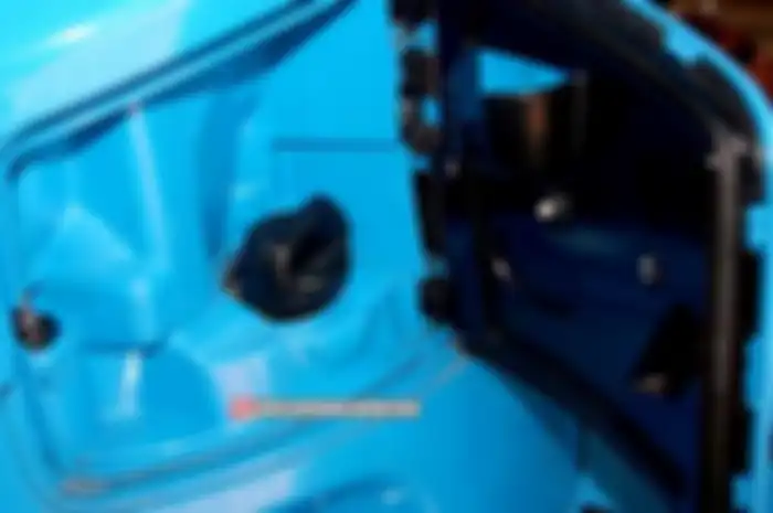 Motor berlogo singa berdiri yang pertama kali diperkenalkan pada event Indonesia International Motor Show 2015 ini juga punya something unik untuk sobat ketahui. Salah satu yang unik dari Peugeot Django posisi tutup tangki bensin yang