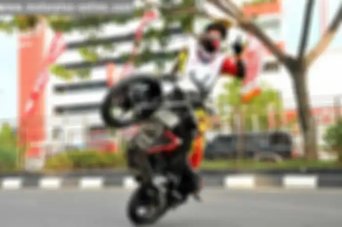 Buat brother and sista yang penasaran dengan aksi menegangkan para stunt rider papan atas Indonesia, EM-Plus kasih nih gallery foto aksi stunt rider di final CB150R StreetFire City Battle. Acara yang berlangsung di Semarang, Jawa Tengah, Sabtu lalu (