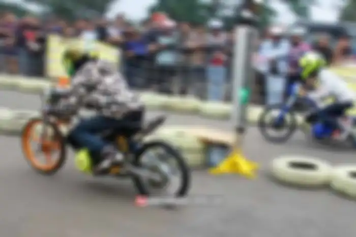 Gelaran drag bike GCRT Mimaki Samhari Sumber Production 201M di lintasan Brigif 15 Kujang II Cimahi, Jawa Barat, Sabtu-Minggu lalu (5-6/3) ini ramai dibanjiri 535 dragster. Seiring berjalannya aturan tentang pemakaian wajib wearpack bagi dragster see