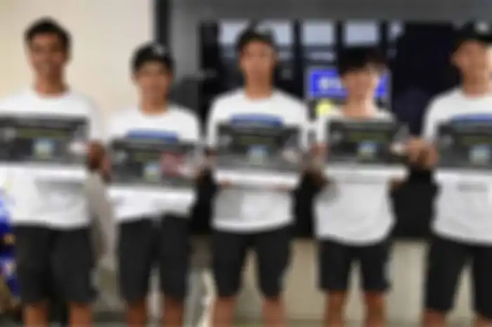 Setibanya di markas apparel VR46, pembalap disambut langsung oleh Gianluca Falcioni, Managing Director VR46. Setelah melakukan kunjungan ke berbagai ruangan di kantor VR46, pembalap muda Asia ini diberikan tontonan video dari kegiatan mereka dalam Th