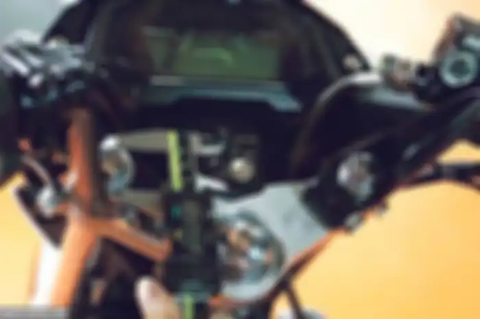 Buat para penunggang ayago terbaru pabrikan Honda ini, kalau gak sreg dengan posisi ridingnya yang kurang racy, gampang saja dibikin lebih merunduk. Caranya Honda New Sonic 150R pakai setang jepit Suzuki F 150. Karena
