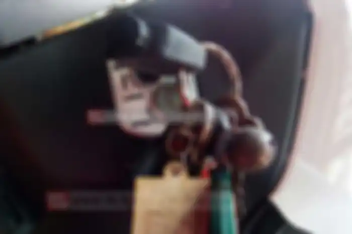 Gantungan kunci memang dimaksudkan sebagai tanda atau pengingat pengguna motor agar tidak lupa menaruhnya. Tapi awas jangan sembarangan pasang gantungan kunci. Banyak bikers yang salah kaprah dalam pengaplikasiannya...