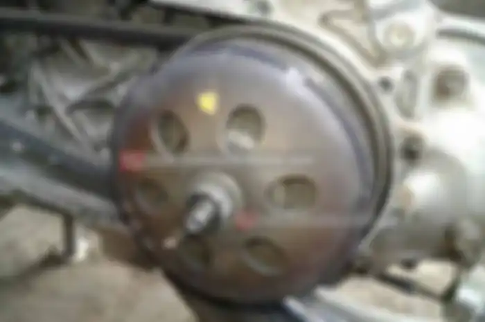 Untuk pembesut matik Honda seperti Vario lawas, BeAT FI dan Spacy, apabila mengalami gejala bunyi klotok di area CVT wajib mengetahui asal suara tersebut. Nah, cara atasi bunyi klotok di CVT Honda pertama buka CVT pakai kunci T8