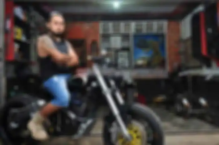 Tidak salah jika Muhammad Lukman S.Pd asal Singkawang, Kalimantan Barat empat tahun lalu berani mengibarkan gerai modifikasi berngaran Minor Fighter Squad Custom Bike (MFSCB). Pasalnya, keberaniannya ini berdasar atas kemampuannya menekuni hingga men