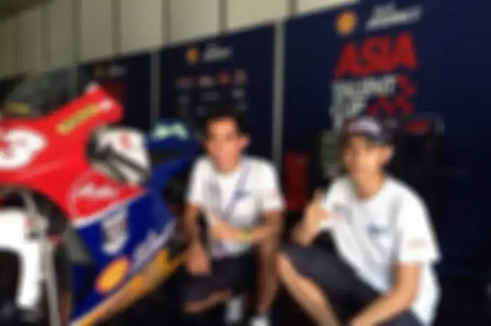 Kemarin di sirkuit Buriram (20/3), dari hasil latihan resmi hari pertama Shell Advance Asia Talent Cup Thailand dua rider Indonesia, Gerry Salim dan Andi Gilang, sempat bikin kejutan. Catatan kedua pembalap dari tim Astra Honda Motor (AHM) ini