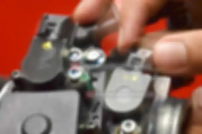 Menambah debit bahan bakar di motor injeksi, bisanya dibantu aplikasi piggyback atau ganti electronic control unit (ECU) stand alone. Harga kedua part ini, bisa di atas Rp 700 ribu.Mahal? Bisa diakalin tanpa keluarin duit sama sekali loh bro. Triknya