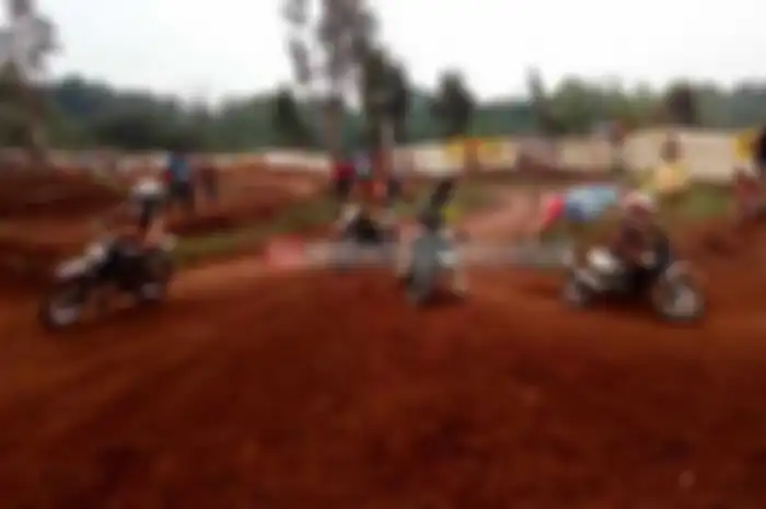 Sambil menyelam minum air, ini pepatah yang cocok untuk gambaran balap cakar tanah bertajuk Kejuaraan Grasstrack Bupati Cup 2016 (26/27). Gelaran yang berlangsung diSirkuit Situ Cigangsa, Campakasari, Purwakarta, Jabar ini mampu dipadati oleh 250 tra