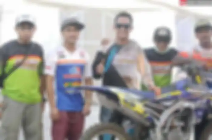 Ada yang menarik di event Kejurnas motocross seri I di sirkuit Tambak Boyo, Ambarawa, minggu lalu karena jadi debut yang spesial eks pembalap dunia, Doni Tata Pradita. Doni jajal turun di balapan tanah dengan tim Haji Tjandra Racing Team Kembang MX (