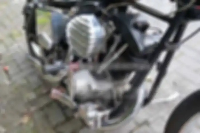 Japanese Chopper juga identik dengan penggunaan parts dengan dimensi yang gak wajar. Hal ini karena gaya Japanese chopper ini juga terpengaruh aliran custom Jepang lain kayak Bosozoku style. Buat adopsi gaya ini, Erik order sissy bar yang sekaligus j