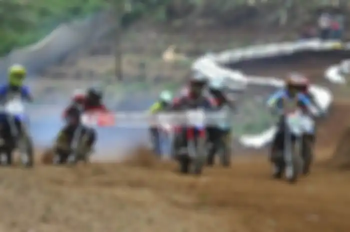 Gelaran balap cakar tanah bertajuk Cibunut Open Grasstrack 2016, bergulir di sirkuit Paku Alam, Desa Cibunut, Majalengka, Jawa Barat, Minggu (25/12). Balapan yang digelar jelang penghujung akhir tahun ini, hanya diikuti oleh sekitar 144 starter